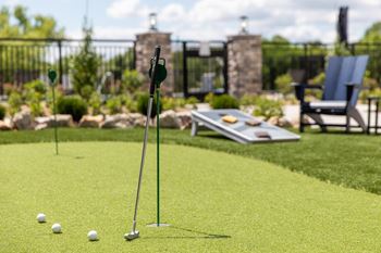 Putting green & bags
